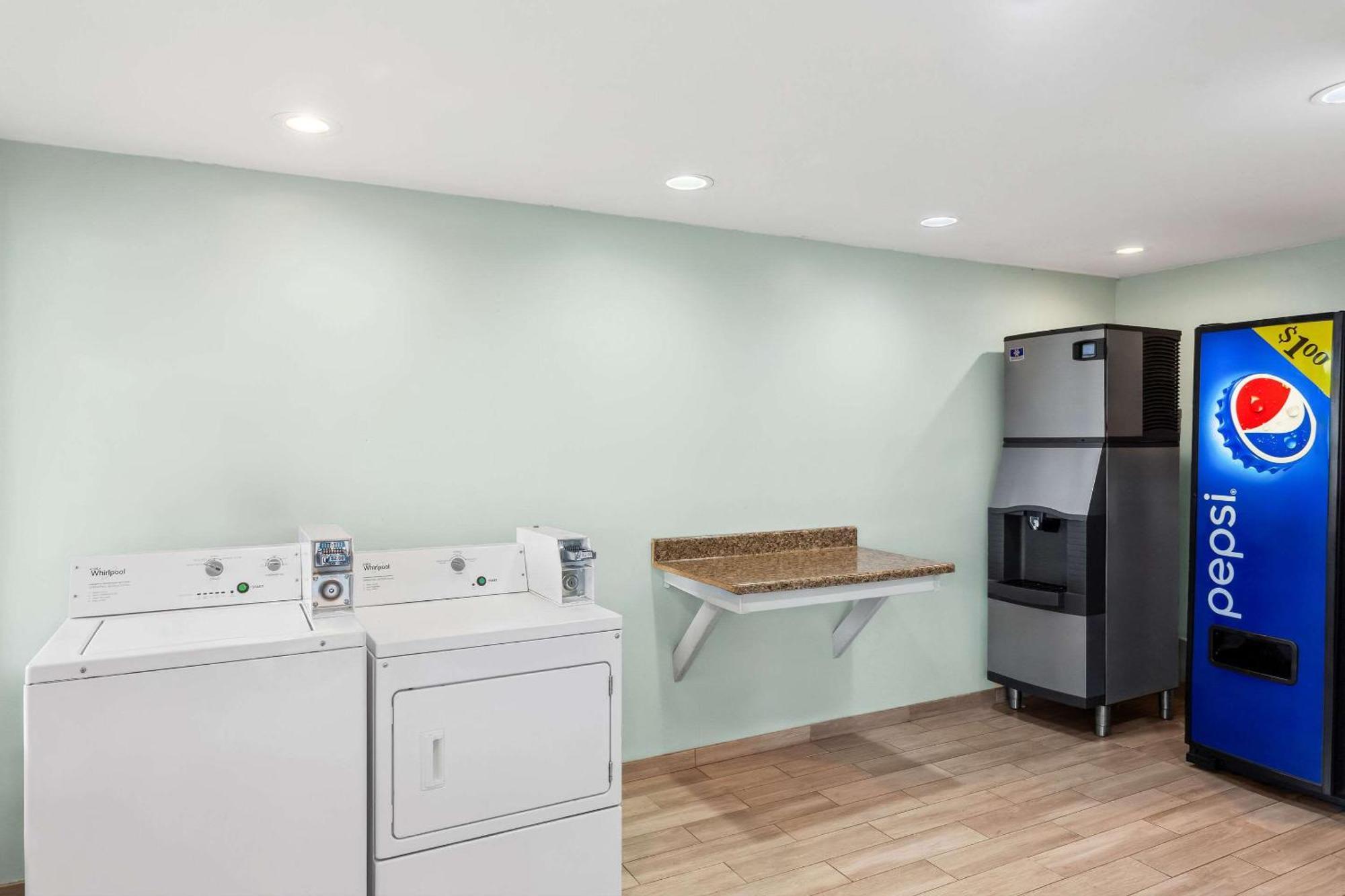 Econo Lodge Waynesboro - Skyline Drive Bagian luar foto