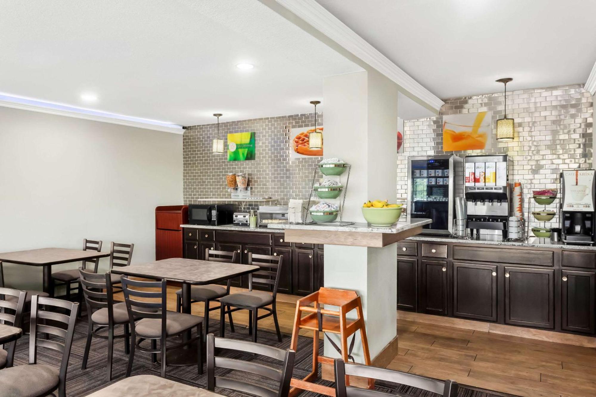 Econo Lodge Waynesboro - Skyline Drive Bagian luar foto